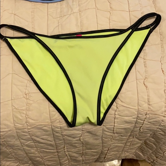 Victoria’s Secret bikini - Picture 2 of 4